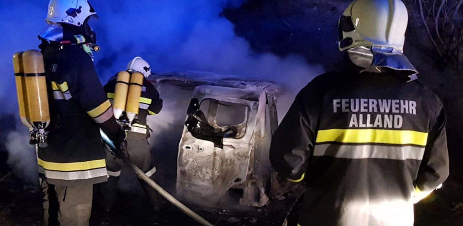 Pkw-Lenker schläft hinter Steuer ein: Unfall & Feuer