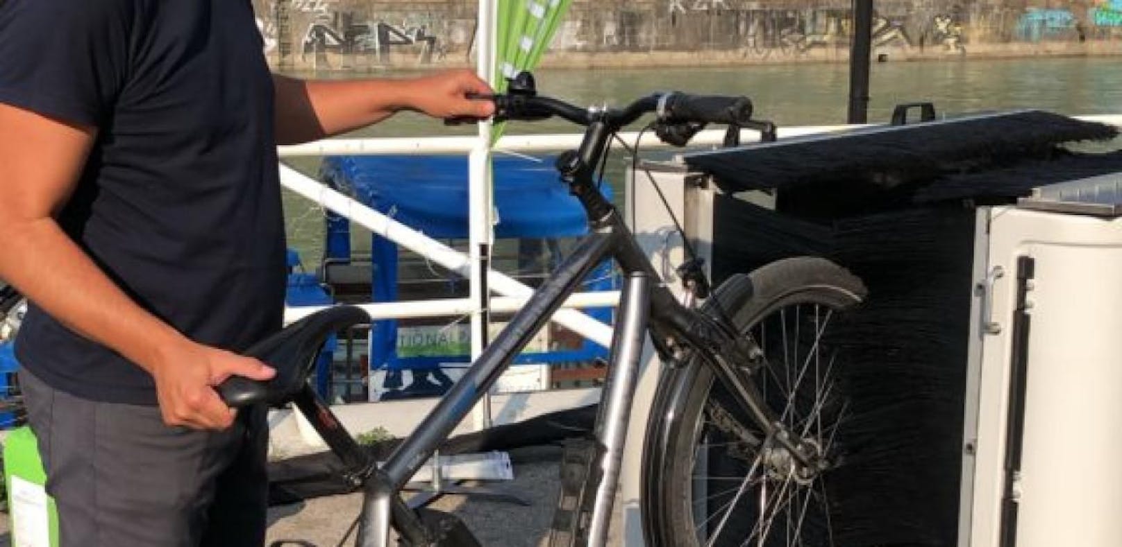 Gratis Fahrrad-Wäsche am Donaukanal