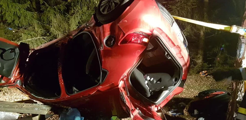 Sonntagnachmittag kam ein 34-Jähriger aus derzeit noch unbekannter Ursache auf der L435 mit seinem PKW von der Fahrbahn ab. Er erlitt schwere Verletzungen.