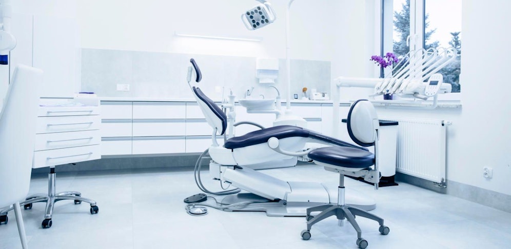 18-Jährige wollte Lehrling helfen und forderte vom Chef einen freundlicheren Umgangston ein, dieser entlässt sie.