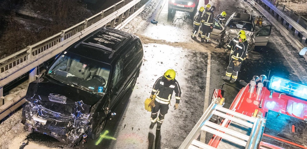 Tödlicher Unfall in Ansfelden: Ein Alko-Lenker rammte den Van einer Familie, der 12-Jährige starb.