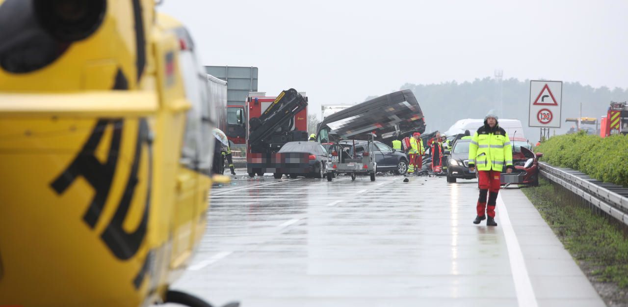 Heute.at - 17 Autos krachten bei Karambolage ineinander