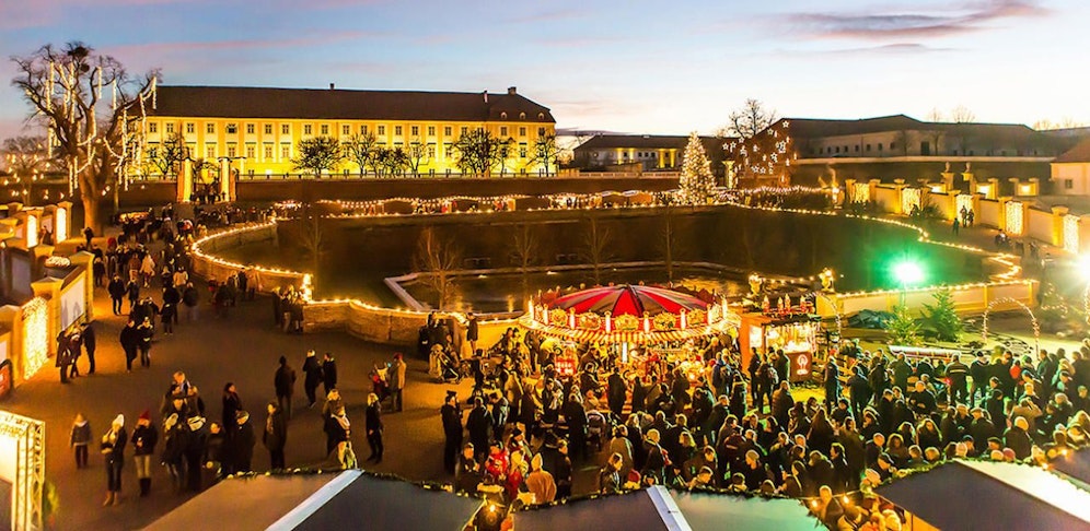 Das Adventdorf am Areal des prunkvollen Schloss Hof lädt zur Einstimmung auf Weihnachten.