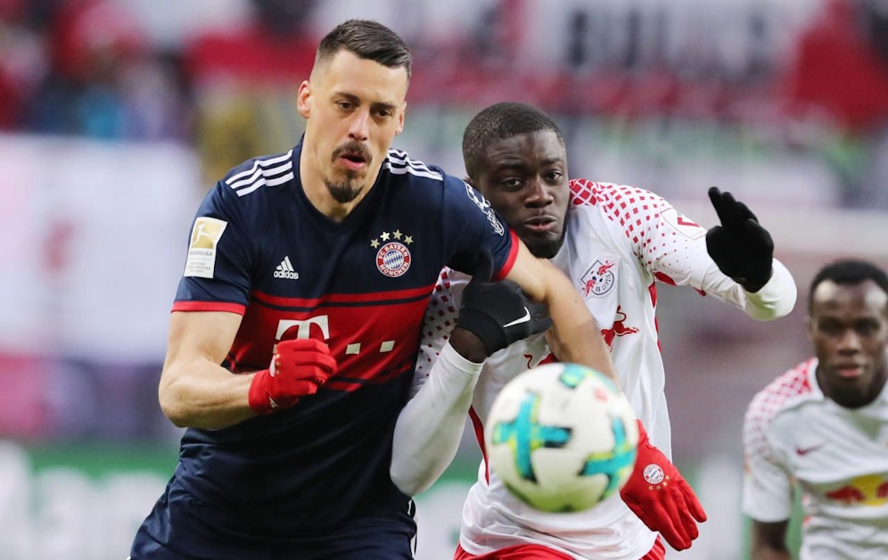 Dayot Upamecano (r.) bremste Bayerns Sandro Wagner ein.