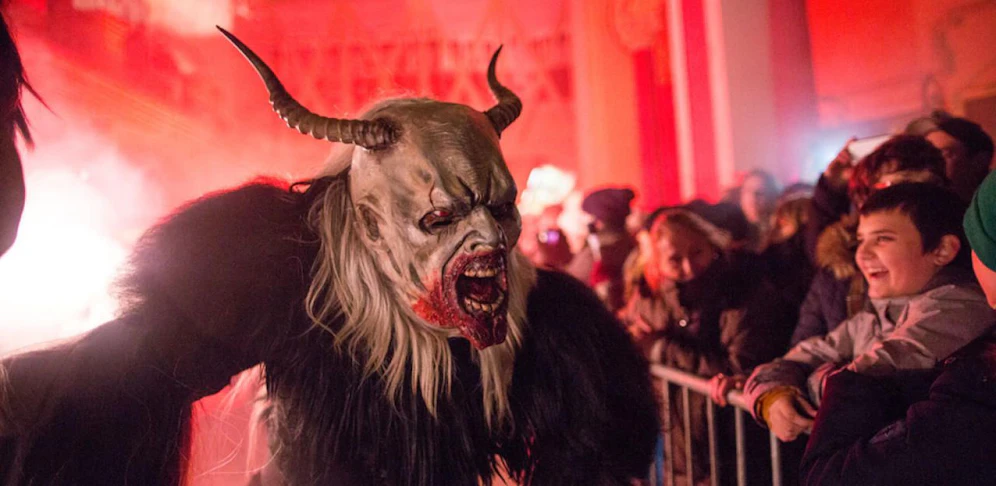 Darf dieser Krampus so ins Auto steigen?
