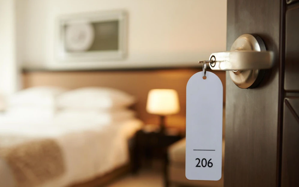 Die Beschuldigten sollen zwei Hotelzimmer komplett verwüstet haben.