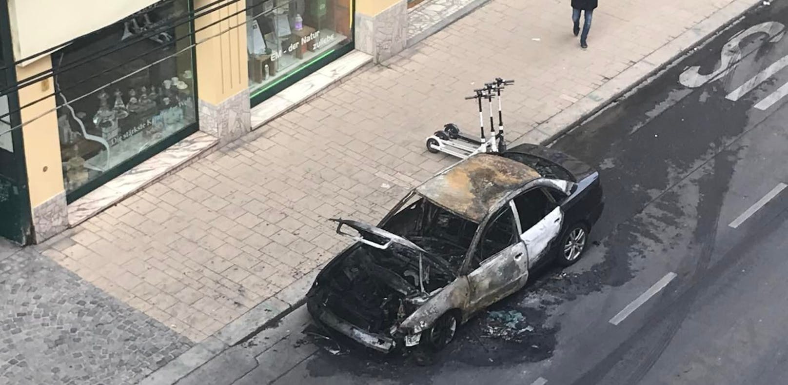Nicht mehr zu retten: Komplett zerstört wurde ein Fahrzeug bei einem Brand im Wiener Bezirk Neubau.