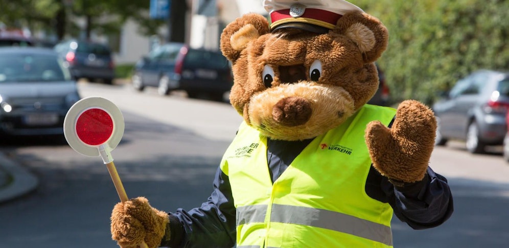 Polizeibär Tommy erklärt die Gefahren am Schulweg.