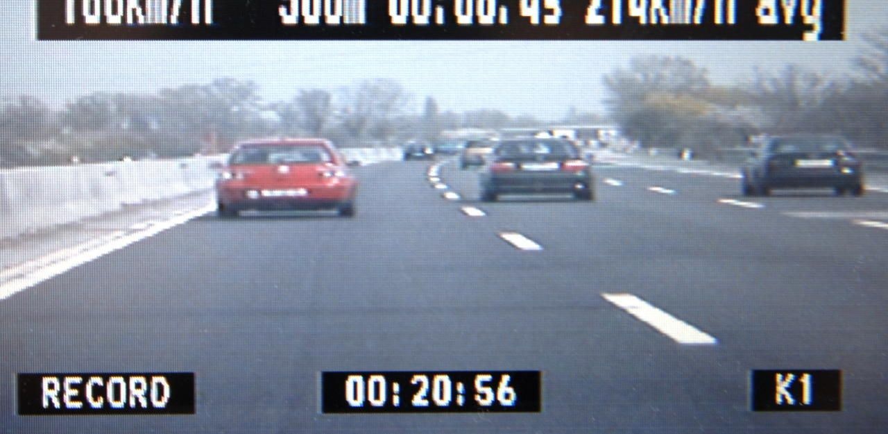 Heute.at - Raser (24) donnert mit knapp 200 km/h an Polizei vorbei