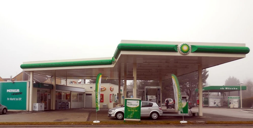 An einer BP-Tankstelle bedrohte der Welser die Beamten.