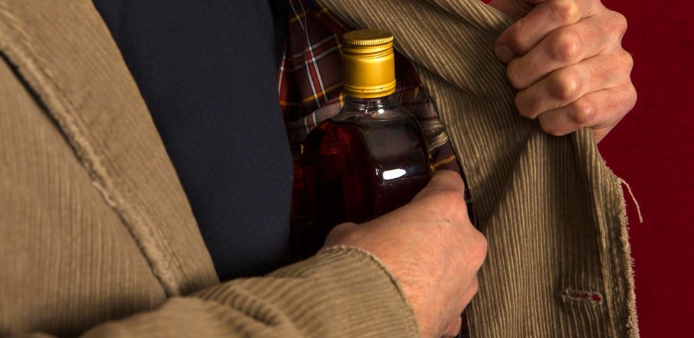 Außer einer Flasche Schnaps ließen die Einbrecher nichts mitgehen.