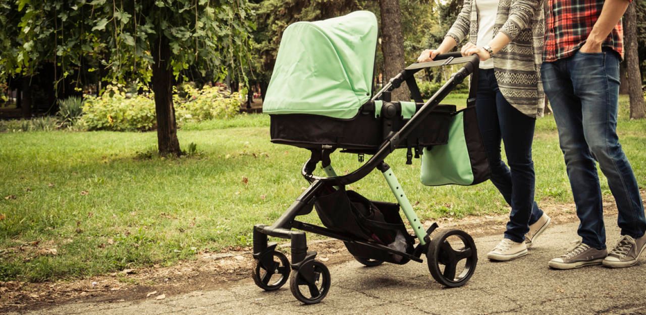 Baby stürzt aus Wagerl auf Steinstufen - Österreich | heute.at