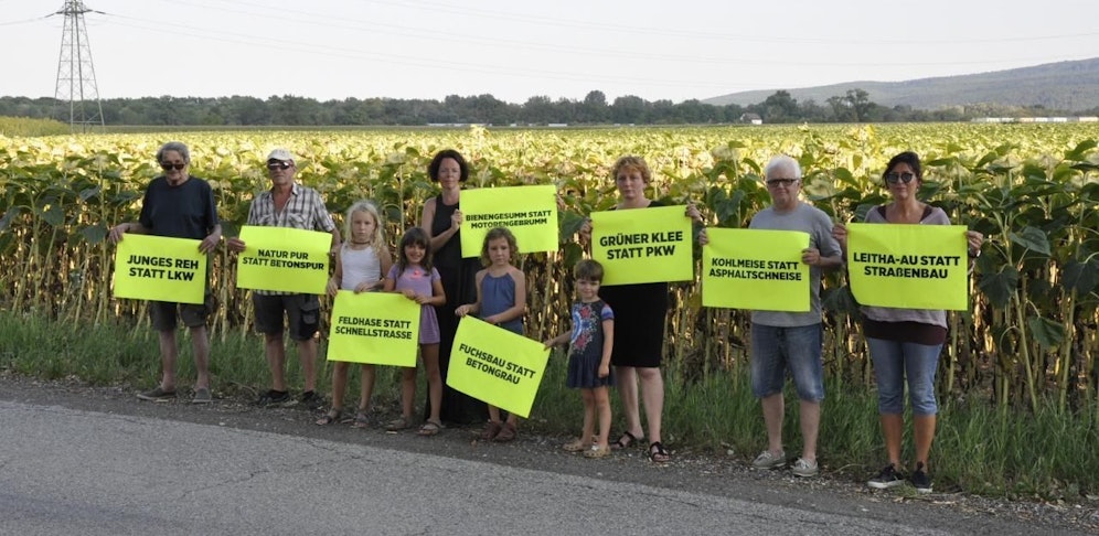 Tanja Windbüchler-Souschill (Mi.) und Aktivisten vor jenem in Blüte stehenden Feld, das der Ostumfahrung weichen soll.