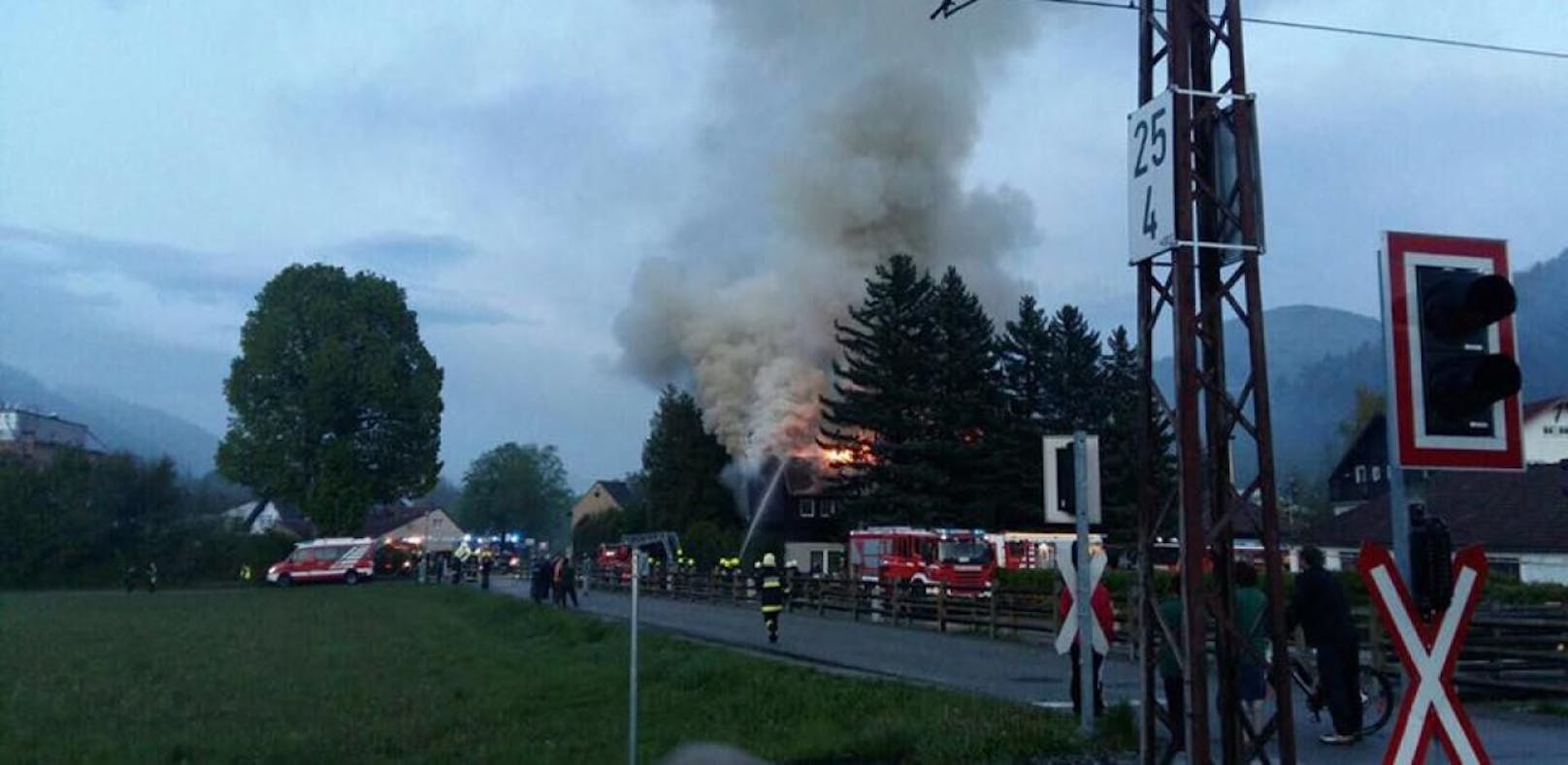 Ex-Sägewerk in Flammen: Großeinsatz für Florianis
