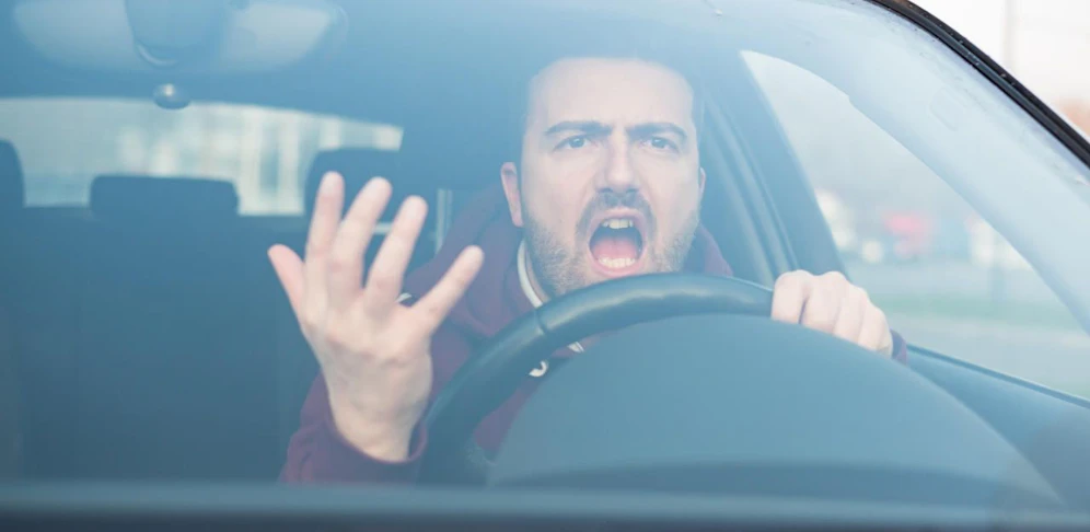 Ein Fußgänger attackierte einen Autofahrer mit einem Pfefferspray.