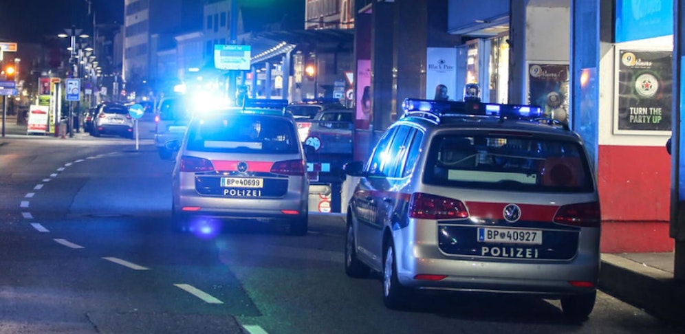 Ein 21-Jähriger stürzte bei einer Rauferei von einer 3-Meter-Mauer ab. (Symbol)