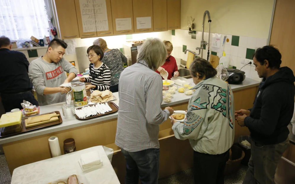 In den "Wärmestuben" der Caritas und Wiener Pfarren finden obdachlose und von Armut betroffene Menschen einen Platz zum Aufwärmen, eine Kleinigkeit zum Essen und vor allem menschliche Nähe, die oft wieder hoffen lässt.