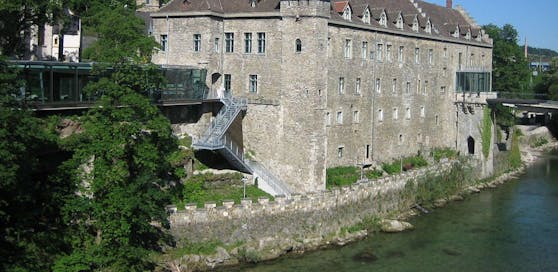 Der Bursch dürfte von der Mauer unten im Bild gefallen sein.