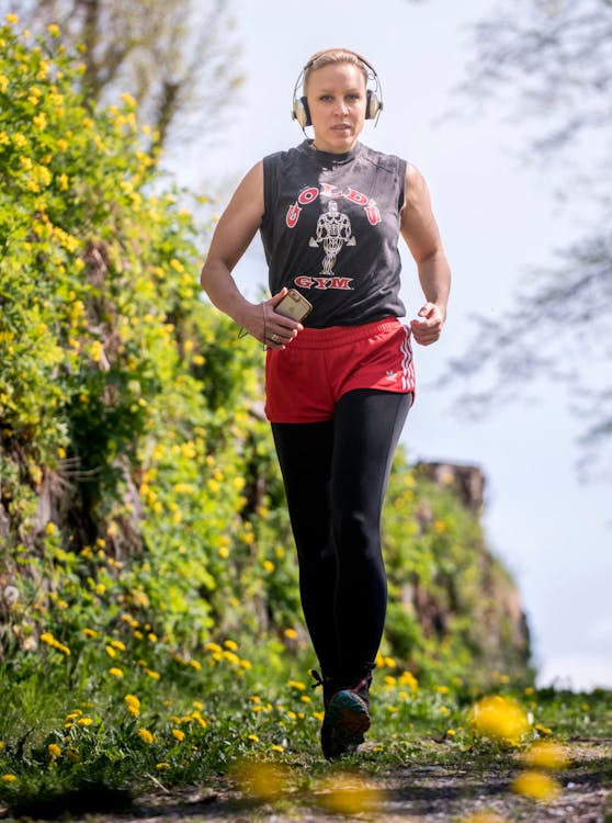 Nina Proll, Botschafterin des Wings for Life World Run, trainiert mit der zugehörigen "Wings for Life World Run"-App.