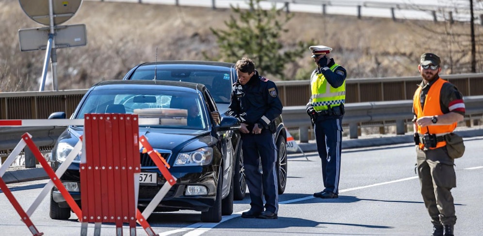 Eine Polizeikontrolle an der Absperrung nach Sölden - das ganze Bundesland Tirol steht unter Quarantäne.