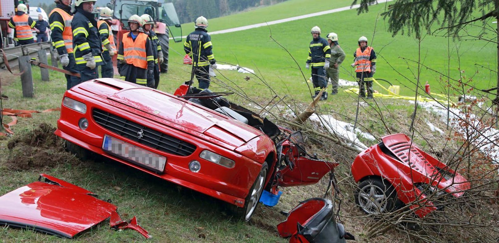 Ferrari wird in zwei Teile gerissen: Zwei Tote