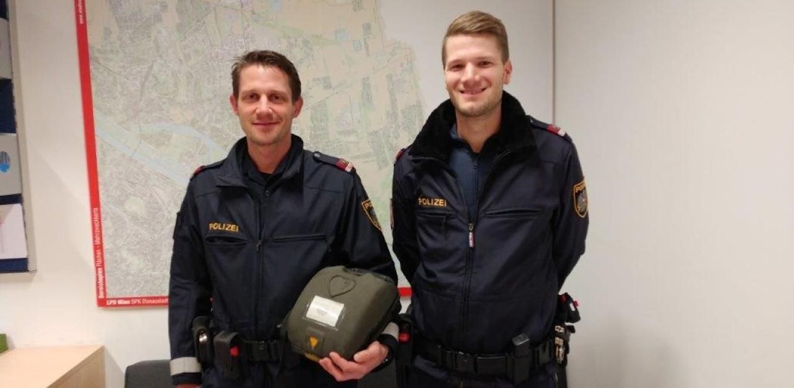 Inspektor Marco D. (links) und Inspektor Florian P. retteten einem 56-Jährigen das Leben.