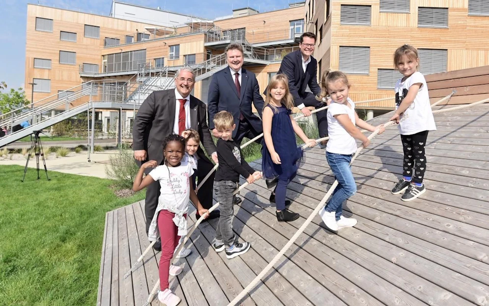 Seit Anfang September lernen rund 1.000 Kinder zwischen 0 und 14 Jahren am neuen Bildungscampus Berresgasse (Donaustadt). Heute wurde er feierlich durch (v.l.n.r.) Bezirkschef Ernst Nevrivy, Bürgermeister Michael Ludwig und Bildungsstadtrat Jürgen Czernohorszky eröffnet. 
