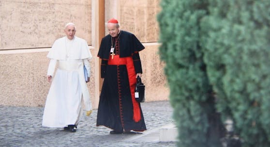 Kardinal Schönborn mit Papst Franziskus bei einem seiner letzten Besuche.