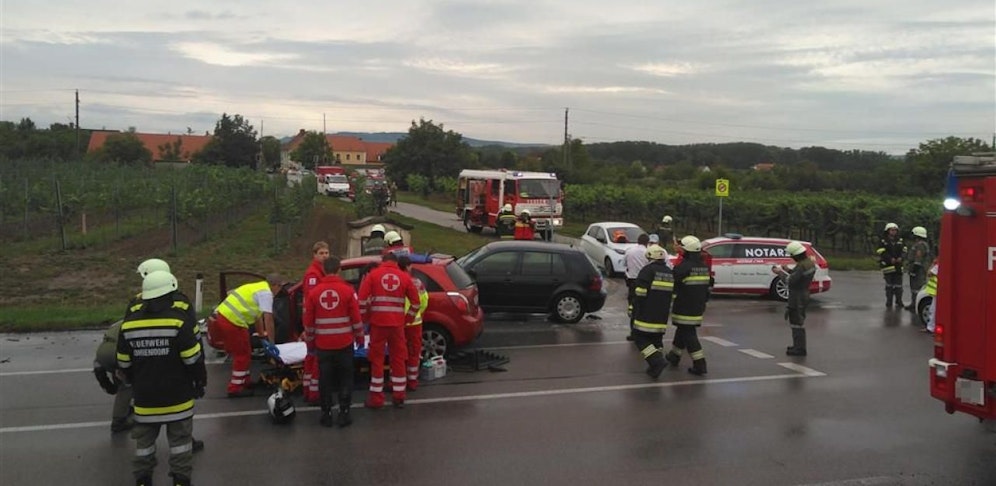 Der Wagen der Frau (roter Kia) dreht sich beim Unfall um 180 Grad.