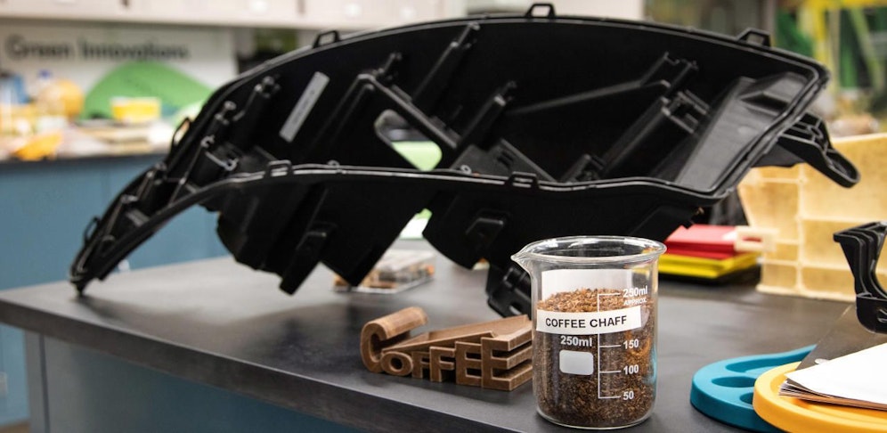 Ein Scheinwerfergehäuse, das zum Teil aus Kaffeebohnen besteht.
