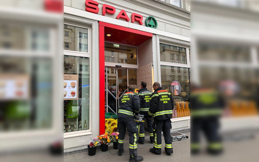 Die Wiener Berufsfeuerwehr befreite die eingeschlossenen Menschen. 