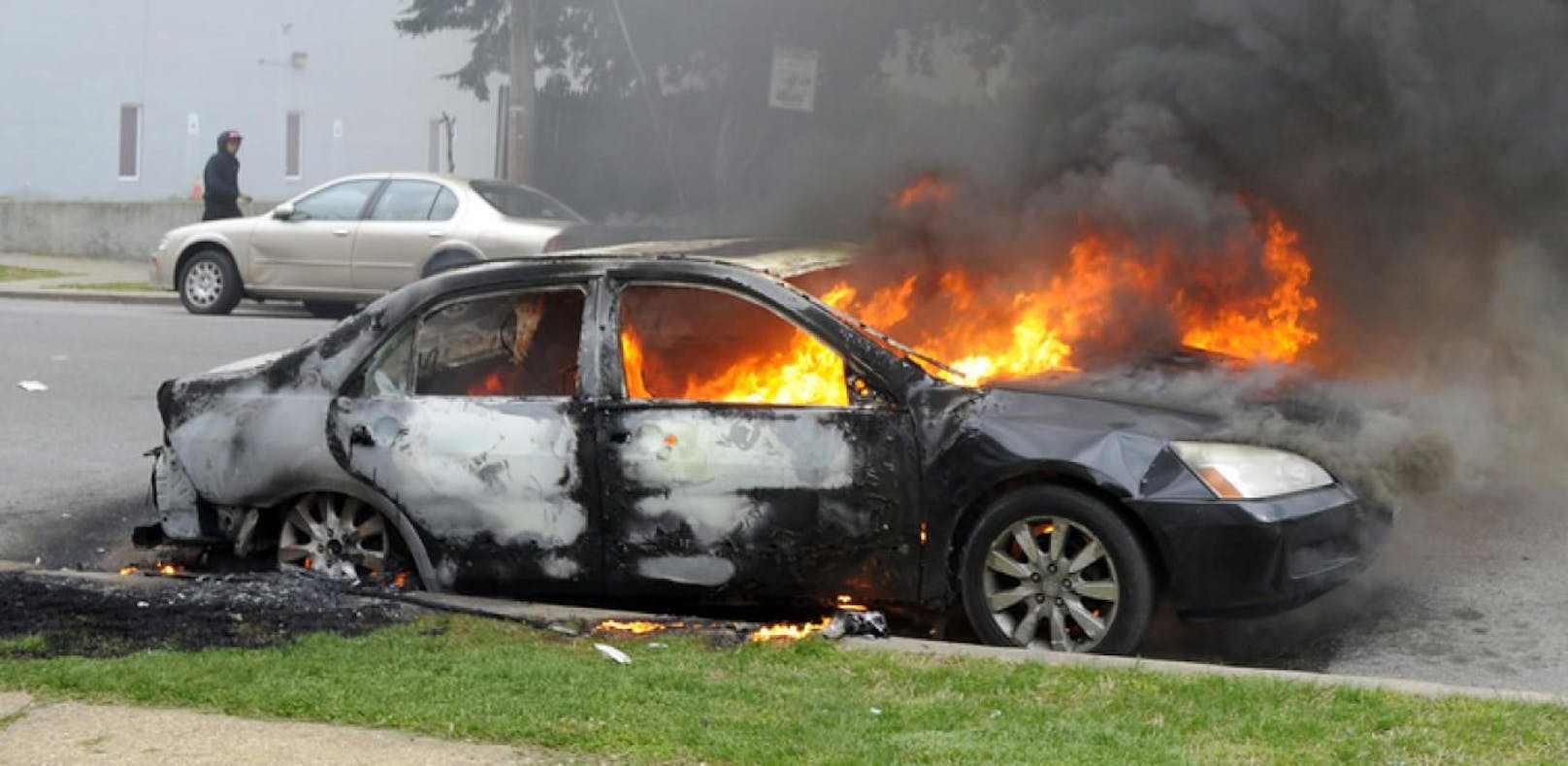 Ein Jugendlicher stieg in einen Wagen, obwohl dieser brannte, und fuhr damit weiter. (Symbolbild)