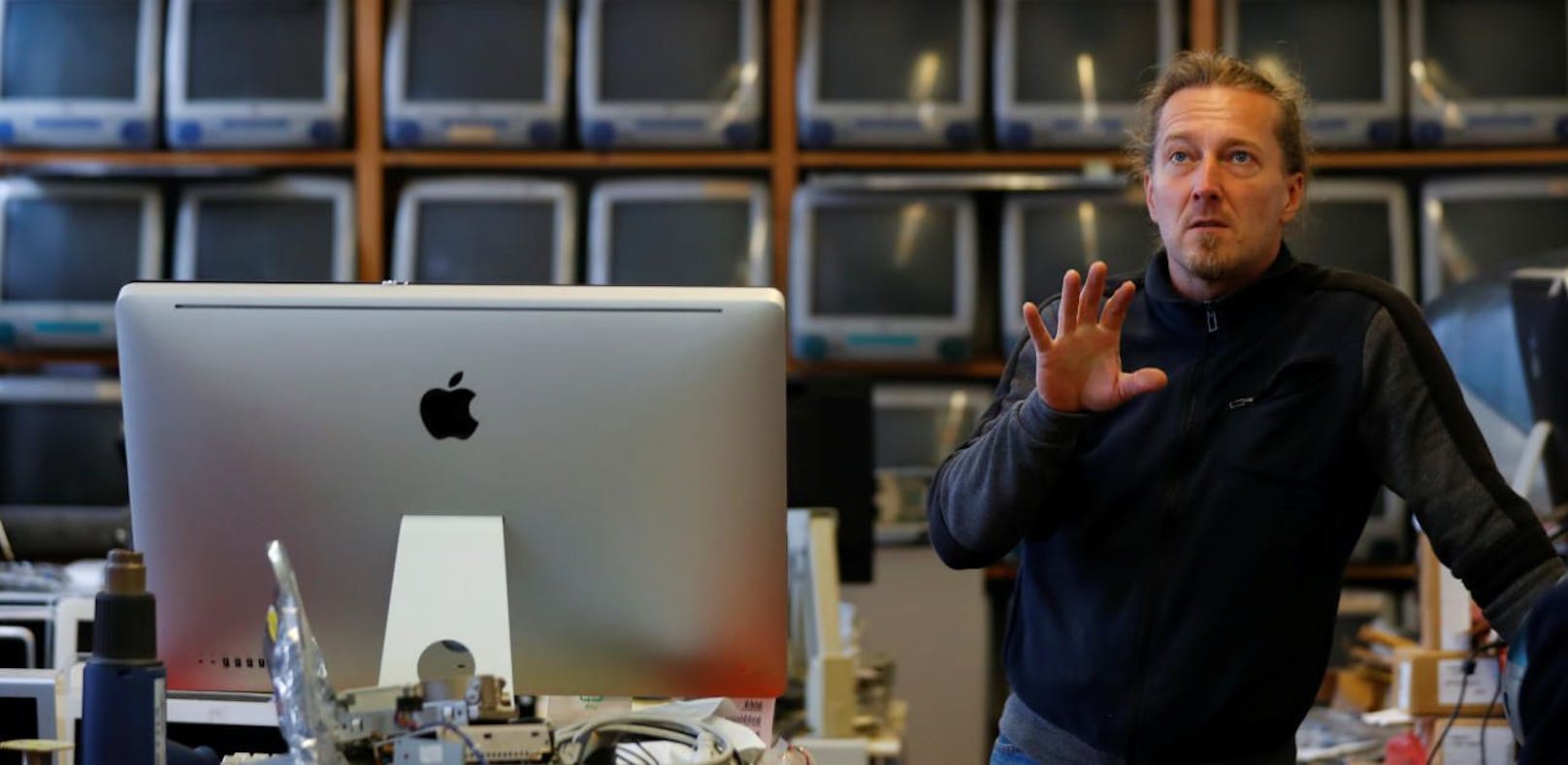 Roland Borsky inmitten seiner eindrucksvollen Apple-Kollektion