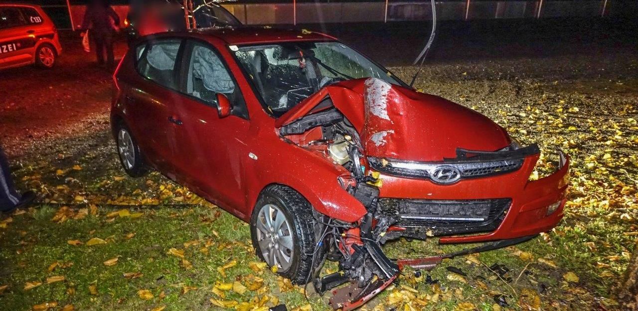 Heute.at - Ehepaar kracht gegen Baum, Mann stirbt