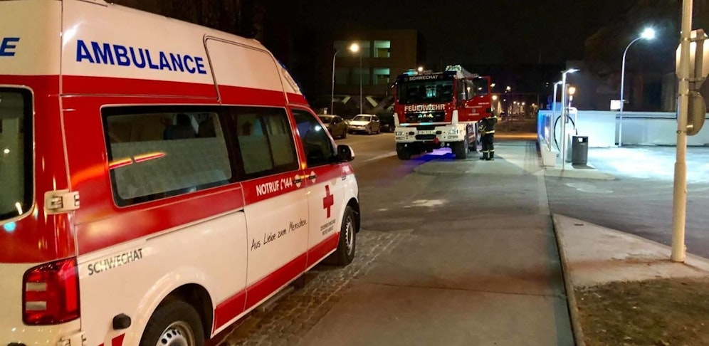 Polizei, Feuerwehr und Rotes Kreuz waren vor Ort und zum Rettungseinsatz bereit. Beim Aufbrechen der Türe erwarteten sie verdutzte Blicke vom verschlafenen Bewohner. 