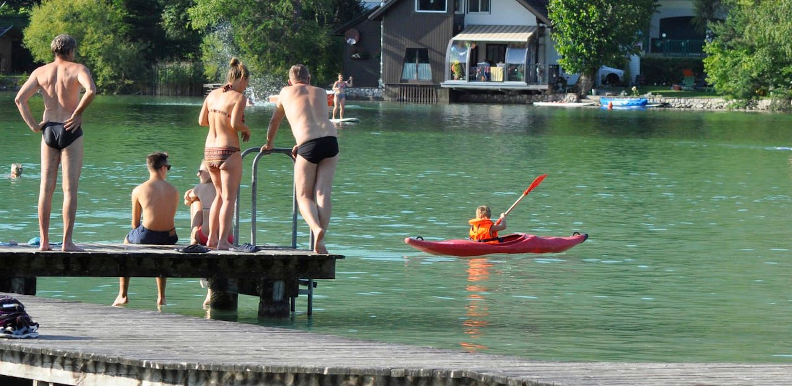 Badesteg am Naturbadestrand - hier am Erlaufsee. Die Strandbäder und Schwimmbäder sollen im Sommer öffnen.