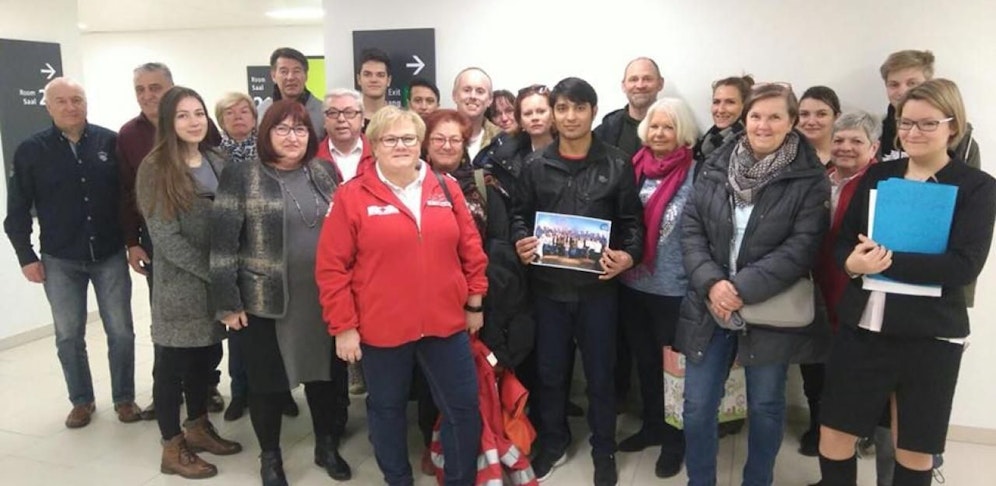 Aref Sarwari (26) mit zahlreichen Unterstützern (Rotes Kreuz, Fußballverein, Arbeitgeber, "Unser Bruck hilft") im Gericht.