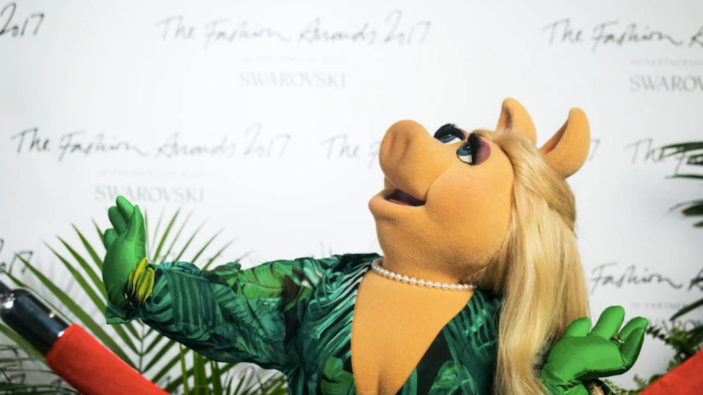 Was Miss Piggy am Red Carpet tragen wird, hält sie noch geheim.