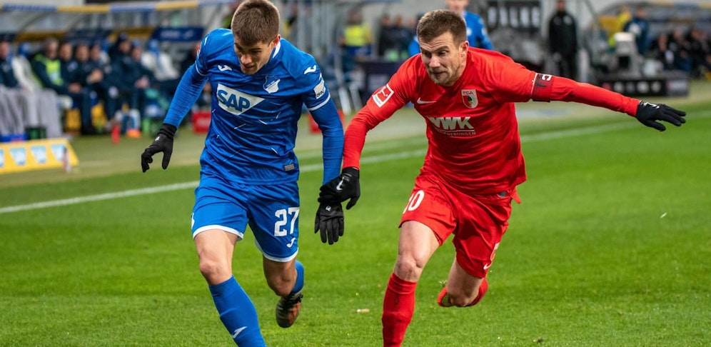 Andrej Kramaric (TSG 1899 Hoffenheim) gegen Daniel Baier (FC Augsburg)