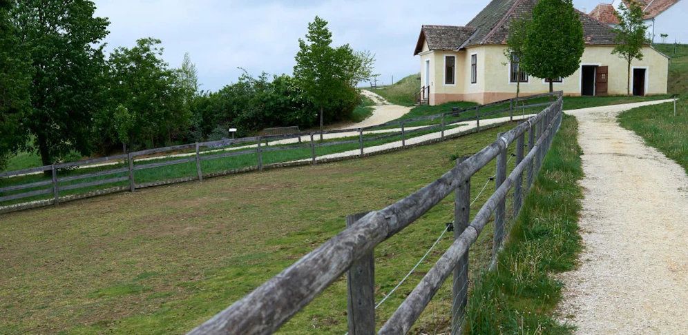 Das Museumsdorf Niedersulz: Blick auf das Schulgebäude.