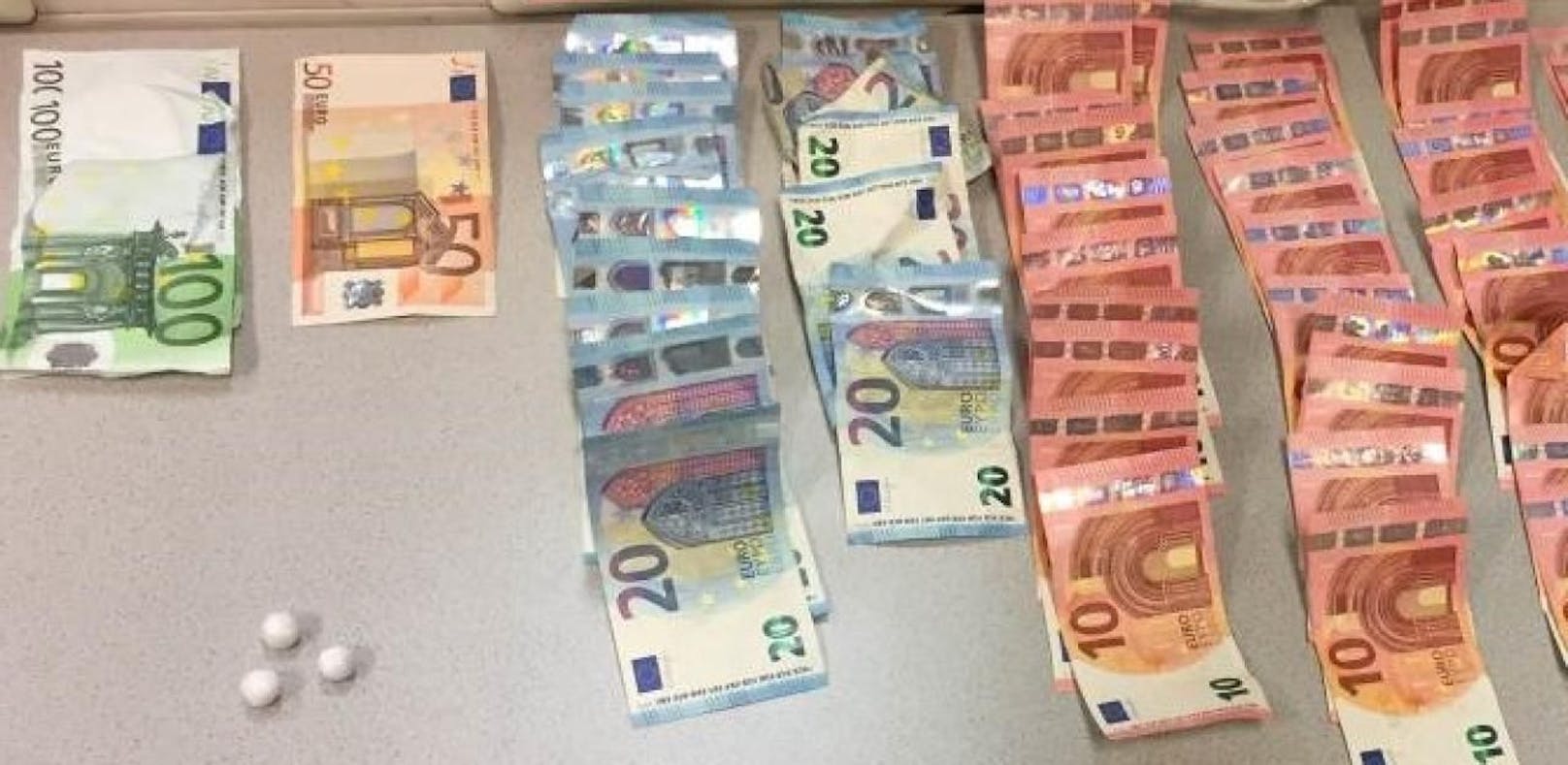 Drei Kokain-Kugeln und rund 990 Euro Bargeld wurden bei dem mutmaßlichen Dealer sichergestellt.