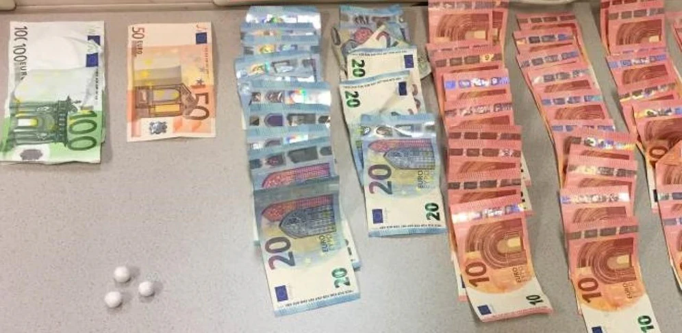 Drei Kokain-Kugeln und rund 990 Euro Bargeld wurden bei dem mutmaßlichen Dealer sichergestellt.