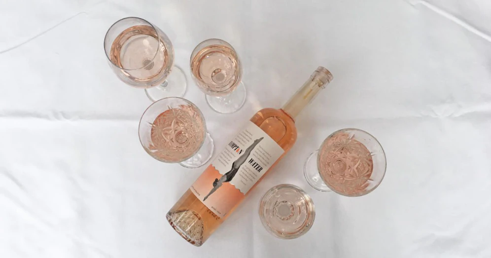 Unsere Empfehlung: "Hampton Water Rosé 2018" von Gérard Bertrand, um 19,95 Euro bei Wein & Co. Der Turbowinzer aus Südfrankreich und Ex-Rugby Star fand mit Jon Bon Jovi und dessen Sohn Jesse ideale Partner für diesen feinen, saftigen Celebrity-Rosé. Die frisch-fruchtige Cuvée aus Grenache, Cinsault, Mourvèdre und Syrah ist perfekt für laue Sommerabende am Pool oder Seeufer. Genau so, wie es Vater Jon Bon Jovi und Sohn Jesse in ihrer Villa in den Hamptons machen ? daher auch der Name: Hampton Water Rosé.