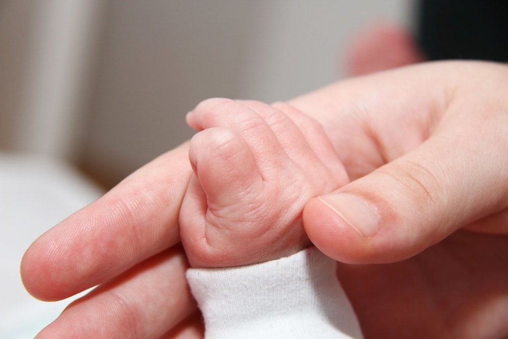 Wegen RS-Viren kommen vor allem Babys und Kleinkinder ins Spital, einige von ihnen müssen beatmet werden.