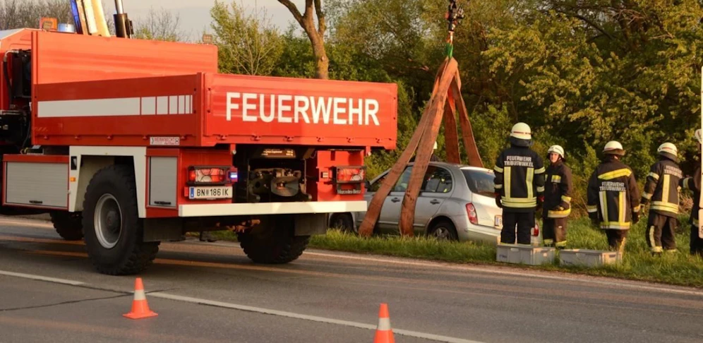 Pkw kam von der Fahrbahn ab. Mehrere Verletzte. 