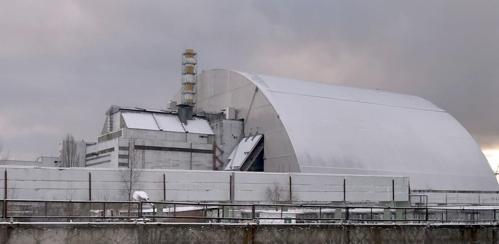 Am 29. November 2016 wurde der neue Sarkophag über den havarierten Atomreaktor Tschernobyls in Position gebracht.
