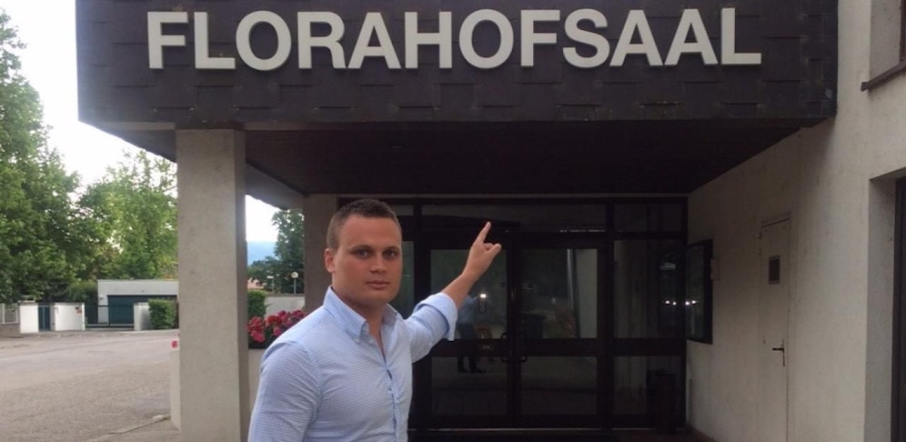 FP-Bezirkschef Andreas Bors vor dem Florahofsaal in Langenlebarn.