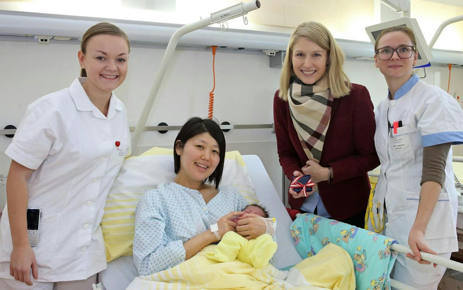 Baby Emili kam um 0.07 in Linz zur Welt. Landesrätin Christine Haberlander (2. von re.) gratulierte der Mama im Spital.