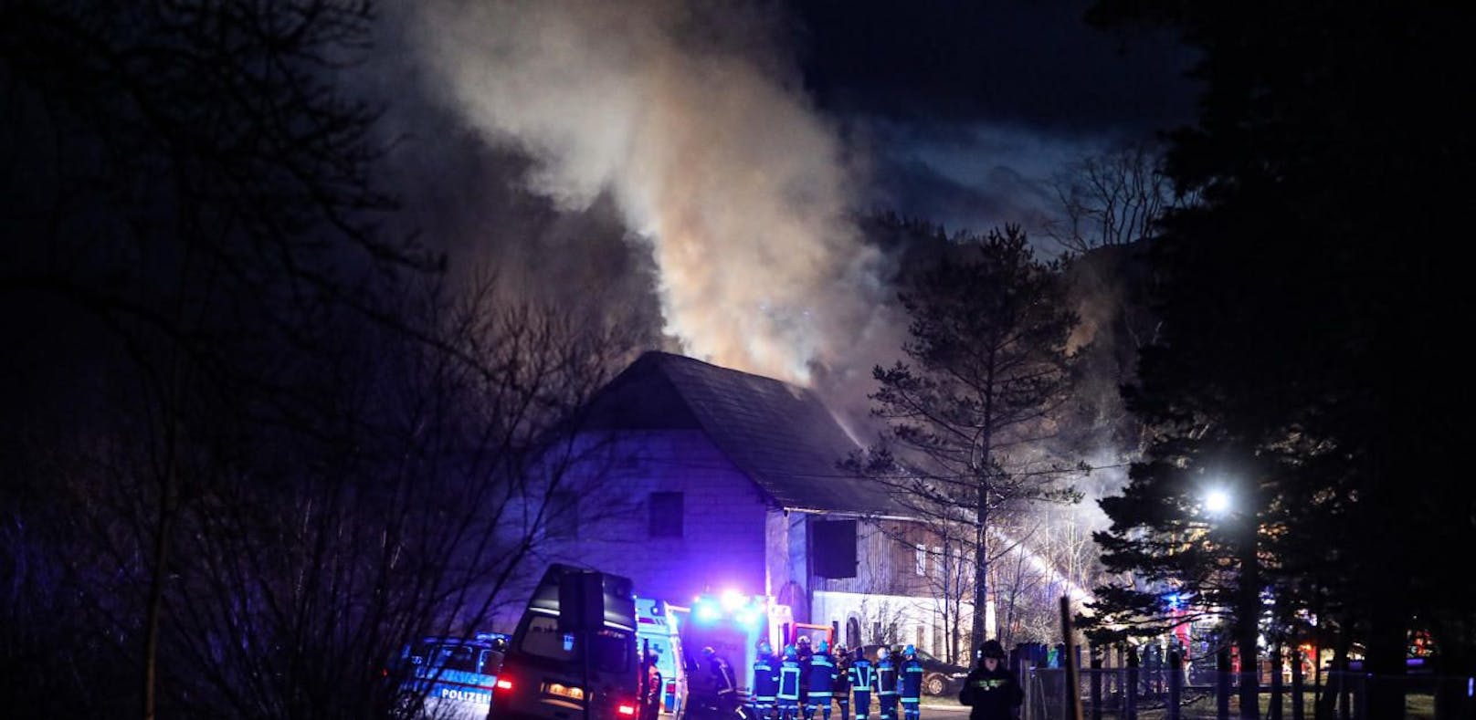 Zwölf Feuerwehren bei Wohnhausbrand im Einsatz