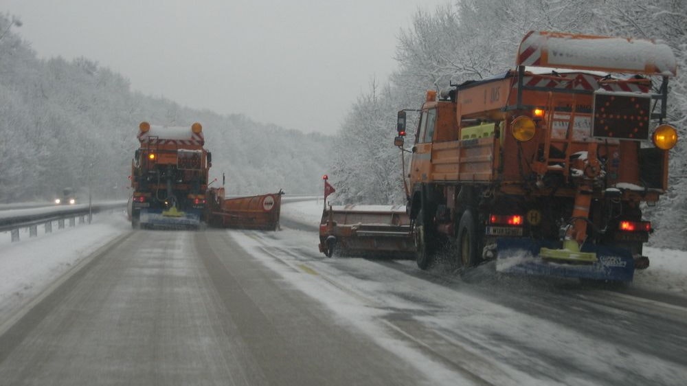Auto wird auf der A1 von Schneepflug fast zermalmt - Niederösterreich | heute.at